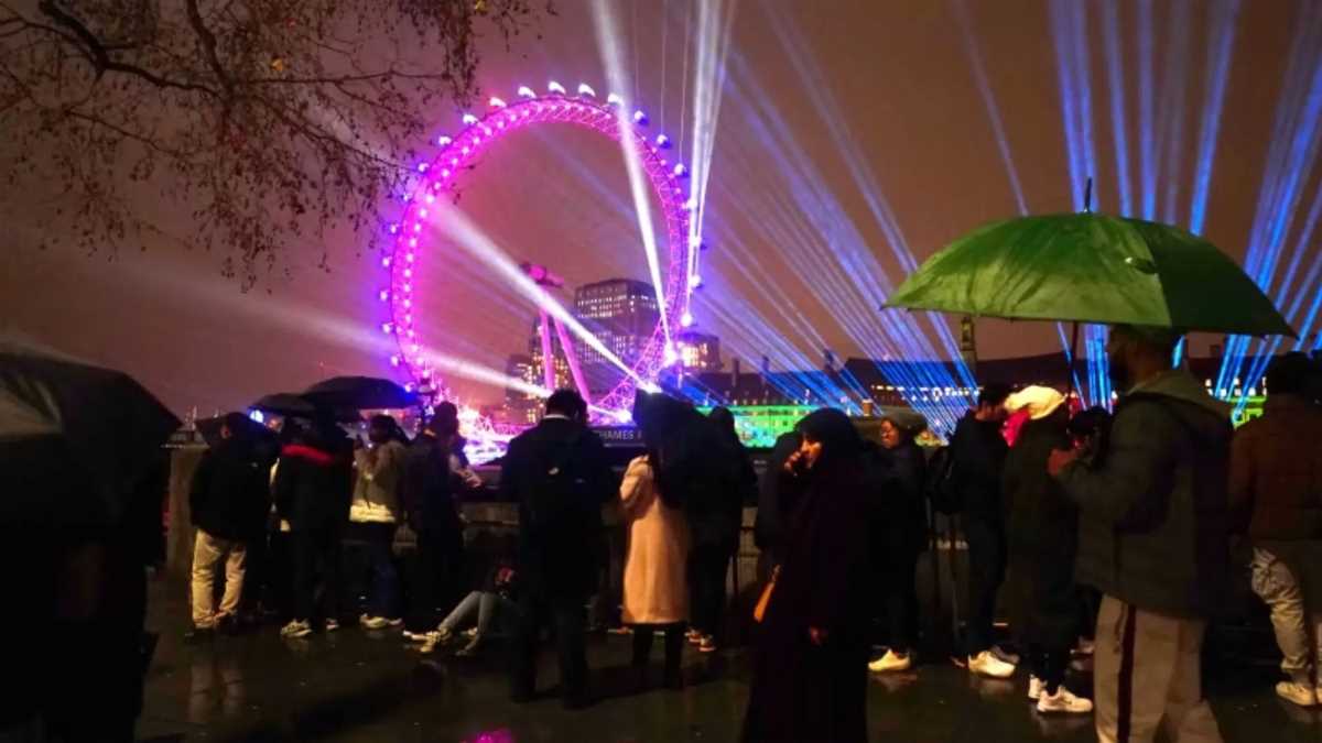 नए साल के स्वागत में झूमी राजधानी, जमकर की आतिशबाजी